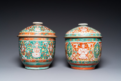 Deux grands bols couverts en porcelaine de Chine Bencharong pour le march&eacute; thai, 18/19&egrave;me