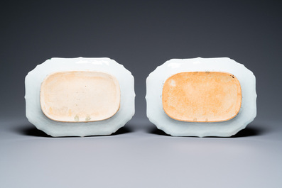 Une paire de plats de forme octagonale en porcelaine de Chine famille rose &agrave; d&eacute;cor 'pseudo feuille de tabac', Qianlong