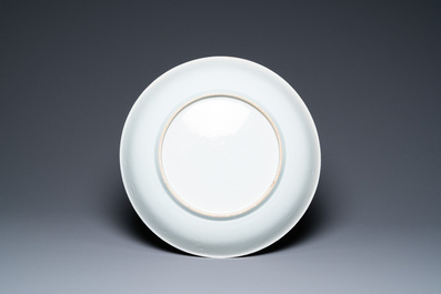 Un plat en porcelaine de Chine surd&eacute;cor&eacute; aux Pays-Bas &agrave; d&eacute;cor d'un p&ecirc;cheur, Yongzheng/Qianlong