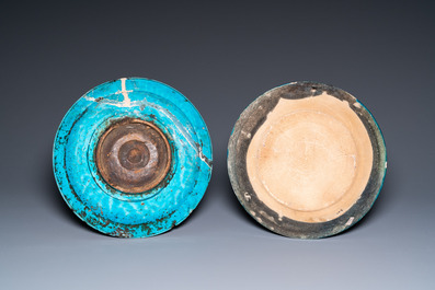 Une collection de trois bols et deux plats en c&eacute;ramique &agrave; &eacute;mail turquoise, Moyen-Orient, e.o. Koubachi, 13&egrave;me et apr&egrave;s