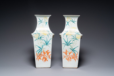 A pair of Chinese famille rose square vases, 19/20th C.