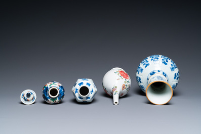 Quatre vases en porcelaine de Chine en bleu et blanc, famille rose et famille verte, Kangxi/Yongzheng