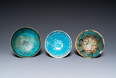 Une collection de trois bols et deux plats en c&eacute;ramique &agrave; &eacute;mail turquoise, Moyen-Orient, e.o. Koubachi, 13&egrave;me et apr&egrave;s