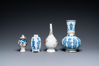 Quatre vases en porcelaine de Chine en bleu et blanc, famille rose et famille verte, Kangxi/Yongzheng