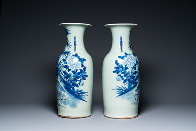 Une paire de vases en porcelaine de Chine &agrave; d&eacute;cor de b&eacute;lierqs en bleu et blanc sur fond c&eacute;ladon, 19&egrave;me