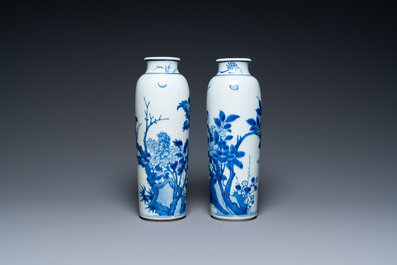 Une paire de vases de forme rouleau en porcelaine de Chine en bleu et blanc, &eacute;poque Transition