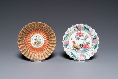 Une tasse et soucoupe en porcelaine de Chine famille rose et dor&eacute; et une figurant des coqs, Yongzheng/Qianlong