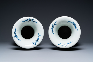 Een paar Chinese blauw-witte celadon vazen met rammen, 19e eeuw