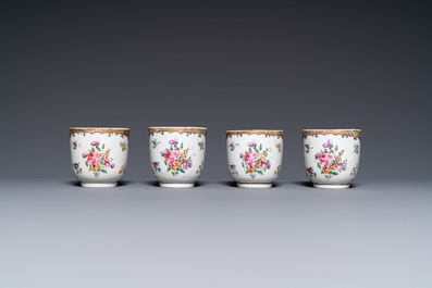 Un service &agrave; th&eacute; de 12 pi&egrave;ces en porcelaine de Chine famille rose pour le march&eacute; europ&eacute;en, Qianlong