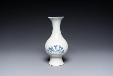 Un vase en porcelaine de Chine famille rose &agrave; d&eacute;cor d'antiquit&eacute;s et de personnages, Yongzheng