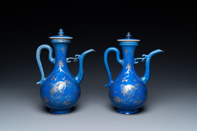 Une paire de verseuses couvertes en porcelaine de Chine bleu poudr&eacute; &agrave; d&eacute;cor dor&eacute;, Kangxi