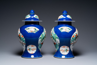 Een paar Chinese famille verte dekselvazen met poederblauwe fondkleur en een viskom, 19e eeuw