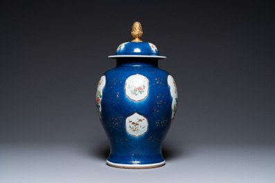 Un vase couvert en porcelaine de Chine famille rose &agrave; fond bleu, Qianlong