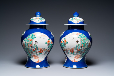 Une paire de vases couverts en porcelaine de Chine famille verte et un aquarium, 19&egrave;me