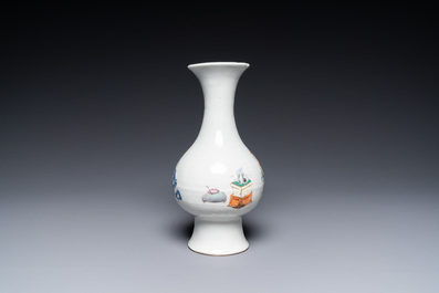 Un vase en porcelaine de Chine famille rose &agrave; d&eacute;cor d'antiquit&eacute;s et de personnages, Yongzheng