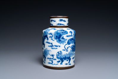 Een Chinese blauw-witte theebus met boeddhistische leeuwen, Jin Tang Fu Ji merk, Guangxu