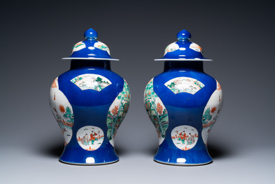 Een paar Chinese famille verte dekselvazen met poederblauwe fondkleur en een viskom, 19e eeuw