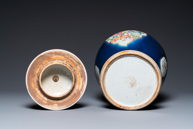 Un vase couvert en porcelaine de Chine famille rose &agrave; fond bleu, Qianlong