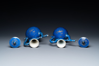 Une paire de verseuses couvertes en porcelaine de Chine bleu poudr&eacute; &agrave; d&eacute;cor dor&eacute;, Kangxi