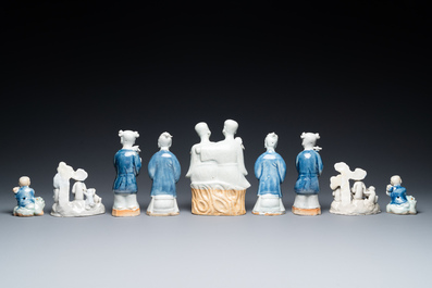 Negen Chinese blauw-witte en celadon-geglazuurde groepen en figuren, Qianlong