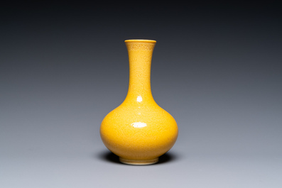 Un vase de forme bouteille en porcelaine de Chine en jaune monochrome &agrave; d&eacute;cor incis&eacute; de dragons, marque de Daoguang, 19/20&egrave;me