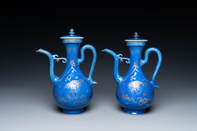 Une paire de verseuses couvertes en porcelaine de Chine bleu poudr&eacute; &agrave; d&eacute;cor dor&eacute;, Kangxi