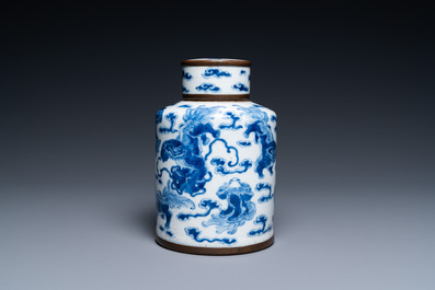 Een Chinese blauw-witte theebus met boeddhistische leeuwen, Jin Tang Fu Ji merk, Guangxu