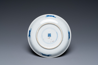 Een Chinese blauw-witte dekselkop en schotel voor de Franse markt, Kangxi