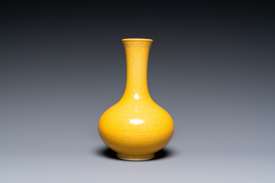 Un vase de forme bouteille en porcelaine de Chine en jaune monochrome &agrave; d&eacute;cor incis&eacute; de dragons, marque de Daoguang, 19/20&egrave;me