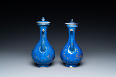 Une paire de verseuses couvertes en porcelaine de Chine bleu poudr&eacute; &agrave; d&eacute;cor dor&eacute;, Kangxi