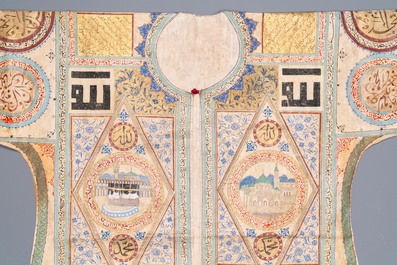 Een Ottomaans voor voorspoed beschilderd 'jama' hemd met Koranverzen in Naskh en Thuluth schrift, 18/19e eeuw