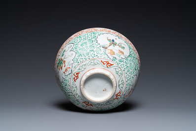 Un bol en porcelaine de Chine famille verte figurant des m&eacute;daillons aux lapins et &eacute;cureuils sur un fond en relief, Kangxi