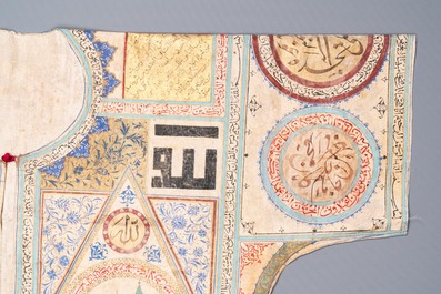 Een Ottomaans voor voorspoed beschilderd 'jama' hemd met Koranverzen in Naskh en Thuluth schrift, 18/19e eeuw
