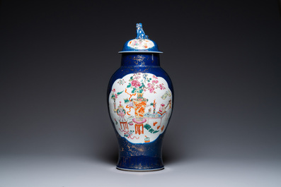 Een Chinese famille rose dekselvaas met blauwe fondkleur, Kangxi merk, 19e eeuw