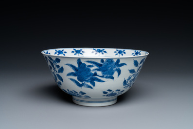 Un bol en porcelaine de Chine en bleu et blanc &agrave; d&eacute;cor 'sanduo', marque et &eacute;poque de Kangxi