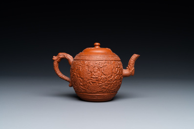 Een Chinese Yixing steengoed theepot met jongens tussen pioenslingers, Kangxi