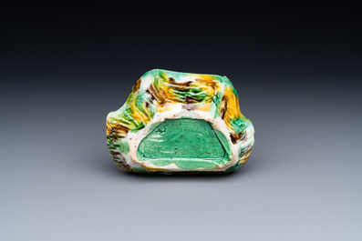 Un lave-pinceaux en forme de crabe en porcelaine de Chine &agrave; &eacute;mail sancai, Kangxi