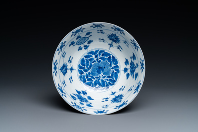 Un bol en porcelaine de Chine en bleu et blanc &agrave; d&eacute;cor 'sanduo', marque et &eacute;poque de Kangxi