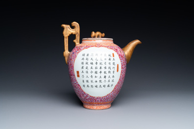 Une grande verseuse &agrave; vin couverte en porcelaine de Chine famille rose, marque de Qianlong, R&eacute;publique