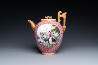 Une grande verseuse &agrave; vin couverte en porcelaine de Chine famille rose, marque de Qianlong, R&eacute;publique