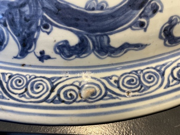 Un important plat en porcelaine de Chine en bleu et blanc &agrave; d&eacute;cor d'un dragon, Chine, Ming, 2&egrave;me moiti&eacute; du 15&egrave;me