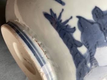 Un bol en porcelaine de Chine en bleu et blanc &agrave; d&eacute;cor de grues, Ming