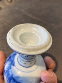 Un bol sur piedouche en porcelaine de Chine en bleu et blanc, Kangxi