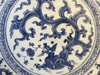 Un important plat en porcelaine de Chine en bleu et blanc &agrave; d&eacute;cor d'un dragon, Chine, Ming, 2&egrave;me moiti&eacute; du 15&egrave;me