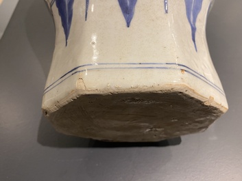 Une paire de vases couverts en porcelaine de Chine en bleu et blanc &agrave; d&eacute;cor de figures dans un paysage, &eacute;poque Transition