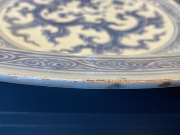 Un important plat en porcelaine de Chine en bleu et blanc &agrave; d&eacute;cor d'un dragon, Chine, Ming, 2&egrave;me moiti&eacute; du 15&egrave;me