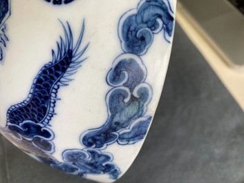 Een paar Chinese 'Bleu de Hue' kommen voor de Vietnamese markt, 20e eeuw