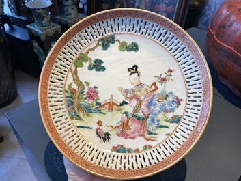 Une assiette en porcelaine de Chine famille rose &agrave; bordure ajour&eacute;e, Yongzheng