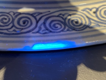 Un important plat en porcelaine de Chine en bleu et blanc &agrave; d&eacute;cor d'un dragon, Chine, Ming, 2&egrave;me moiti&eacute; du 15&egrave;me