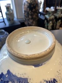 Un vase de forme bouteille en porcelaine de Chine en bleu et blanc figurant un l&eacute;zard, une grenouille et deux papillons, &eacute;poque Transition